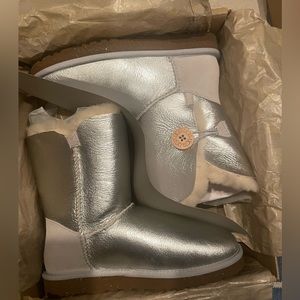 Brand new UGG Bailey burton metallic silver size 7